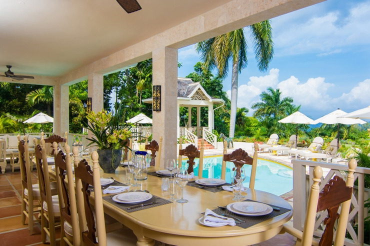 Salle à manger avec vue sur la piscine chauffée et la mer splendide terrasse exotique location vacances villa