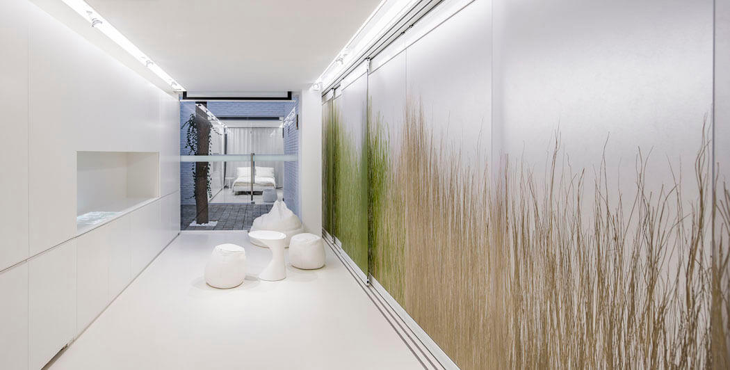 Des discrets luminaires LED sont intégrés dans les panneaux coulissants de cet appartement design logement de ville de demain projet architectes