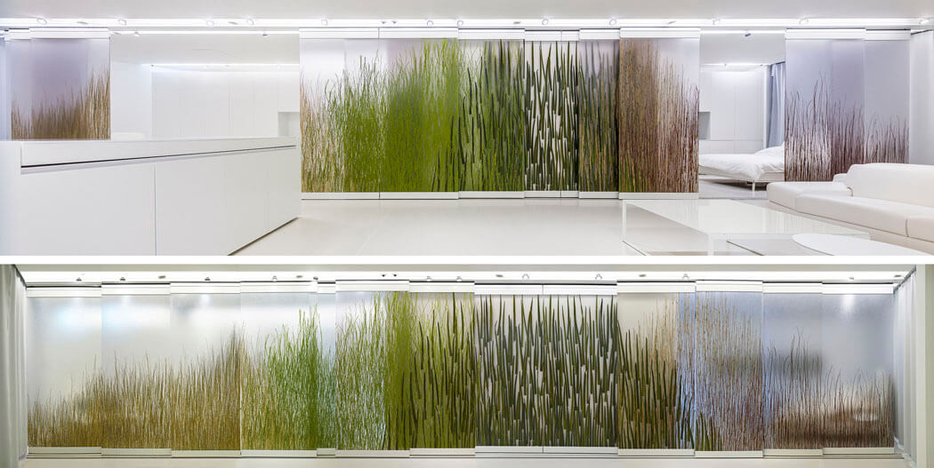 Les panneaux sont conçus de façon à toujours former une image peu importe s’ils s’chevauchent ou non panneaux coulissants appartement de ville futuriste design minimaliste