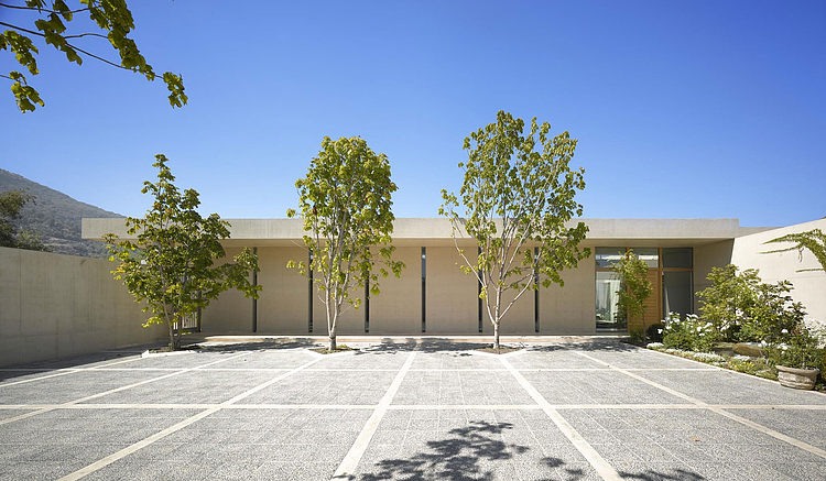 Cour arrière de la maison d’architecte chilienne maison luxueuse contemporaine en béton