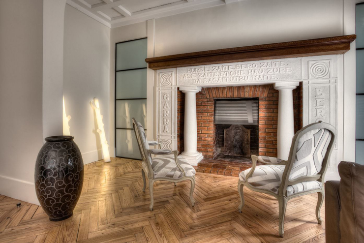 Intérieur maison basque rénovée cheminée