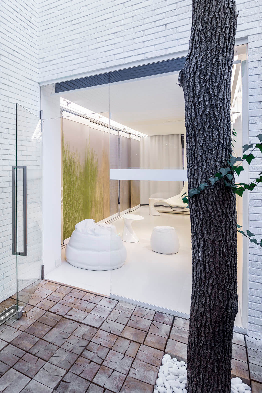 Le patio tout comme le reste de cet appartement design affiche un aspect minimaliste épuré patio minimaliste zen futuriste design épuré appartement de ville