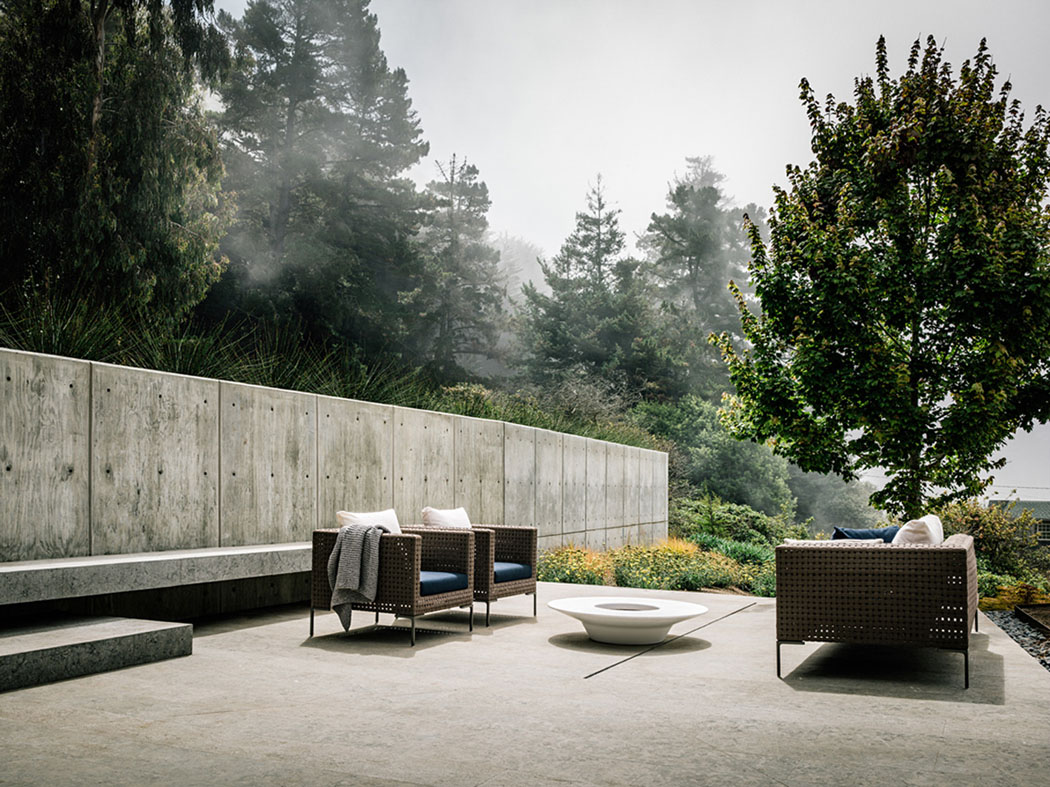 Le patio aménagé dans un style industriel et minimaliste comme le reste de cette maison contemporaine aménagement luxe patio résidence de standing