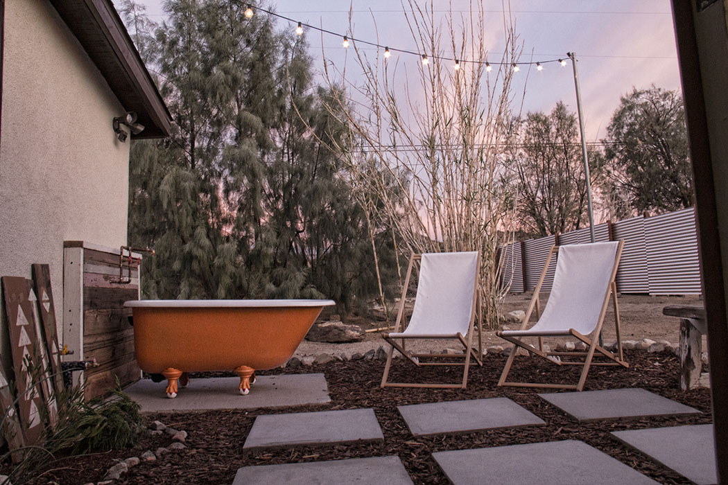 baignoire extérieure patio demeure originale de vacances