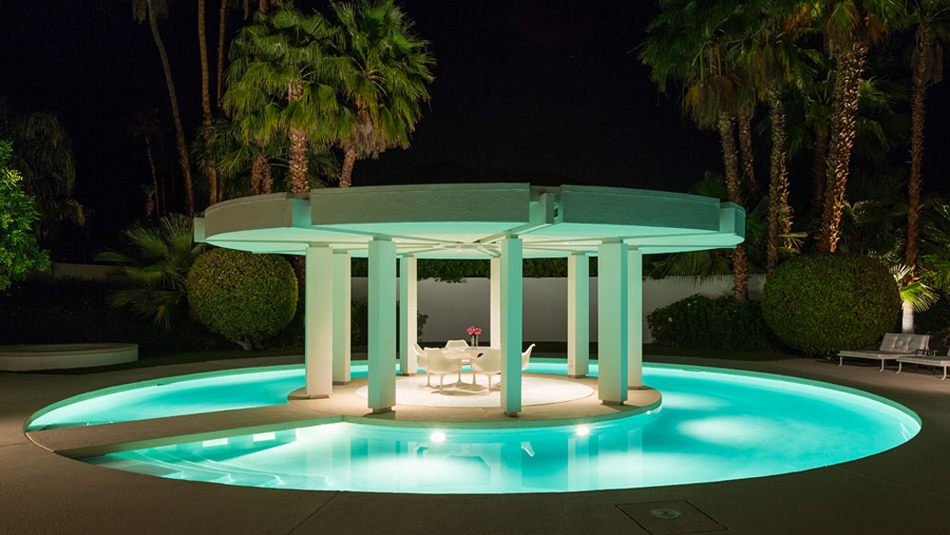 patio milieu piscine extérieure de luxe