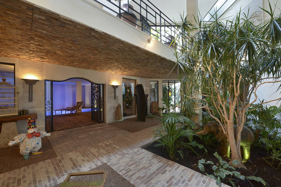 Espace zen relax situé à l’intérieur de cette belle propriété de prestige Patio intérieur belle demeure parisienne