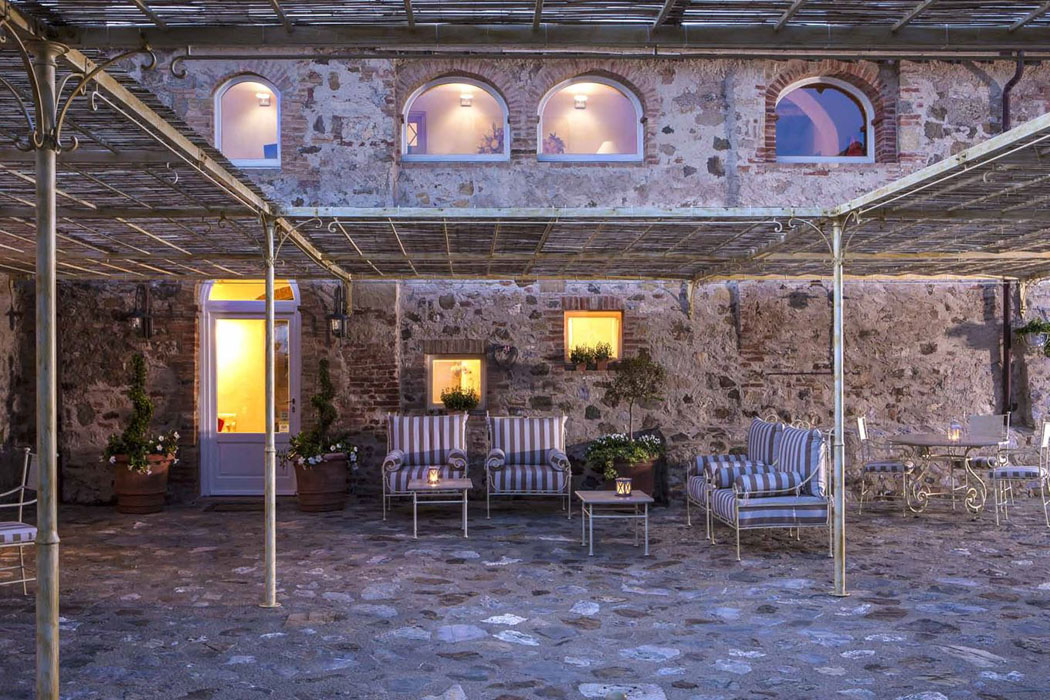 Cette grande maison rustique dispose d’un tout aussi grand patio aménagé d’une pergola maison de campagne rustique extérieur cour