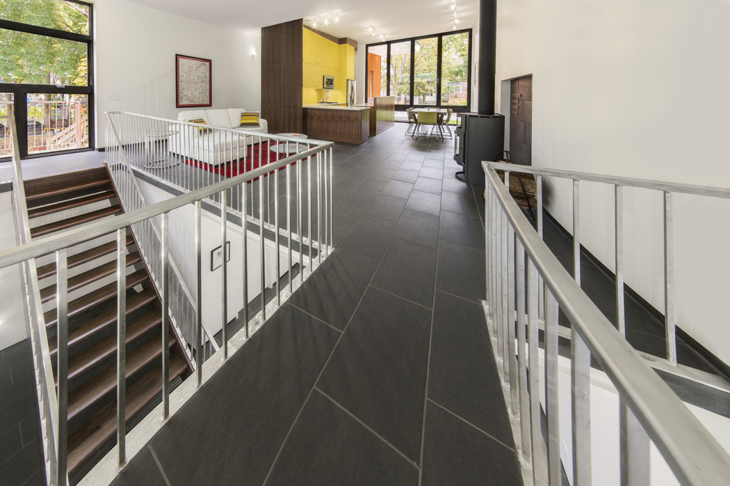 L’accès à la pièce principal se fait par l’escalier ou par l’entrée principale du pavillon cuisine salle à manger maison étonnante d'architecte