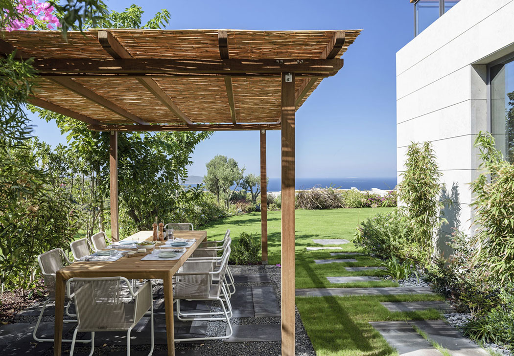 La pergola obligatoire pour toute résidence secondaire qui se respecte salon salle à manger en plein air maison côtière