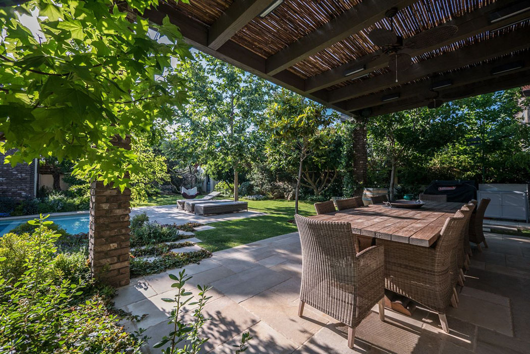 Terrasse couverte ou salle à manger extérieure donnant sur le jardin intérieur de la résidence terrasse maison individuelle d'architecte