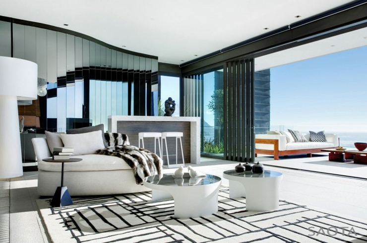 Séjour glamour en noir et blanc avec terrasse sur la mer intérieur moderne et contemporain très design