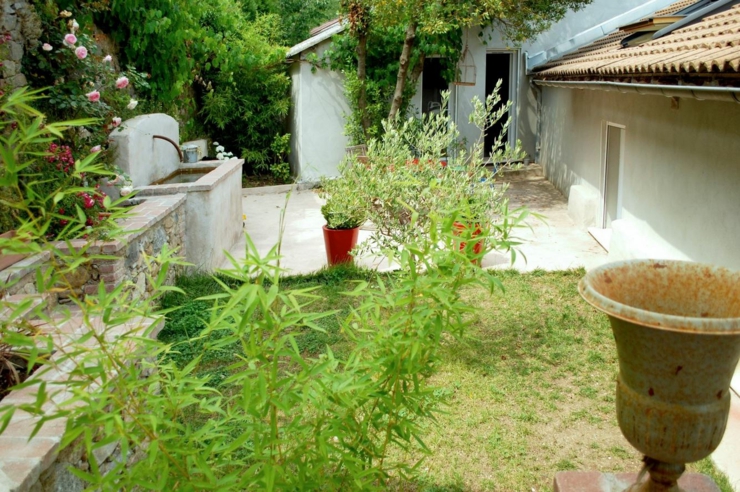 Coin jardin avec une fontaine d’extérieur en béton terrasse outdoor loft industriel rustique