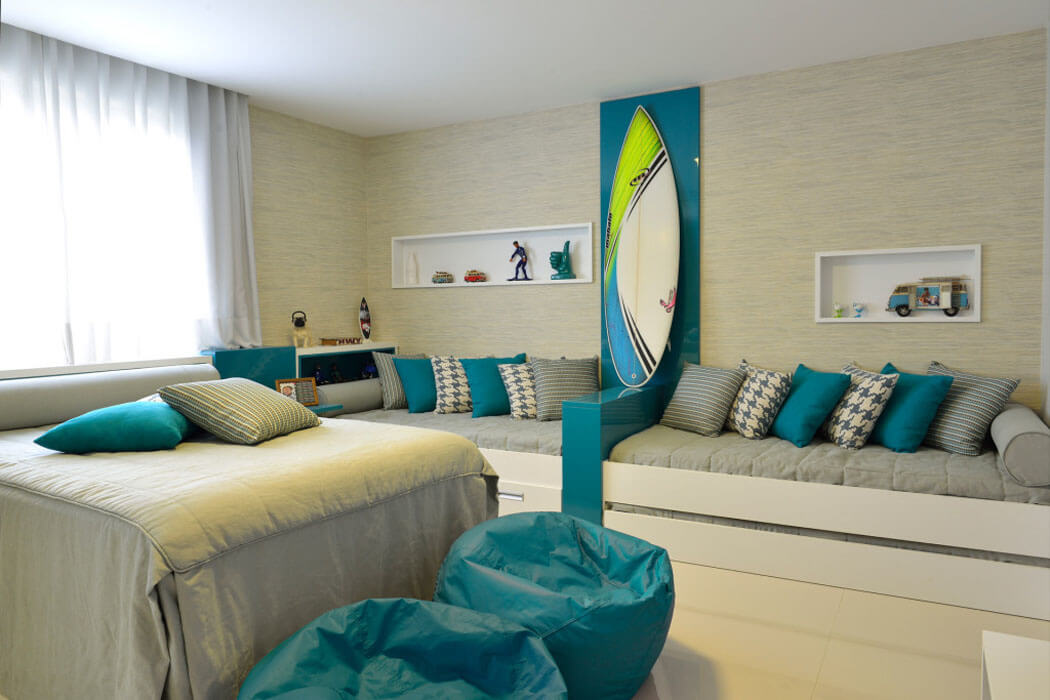 Une autre chambre dans cette maison de vacances qui peut se transformer en bureau ou salon déco design chambre de jeux salon de télé
