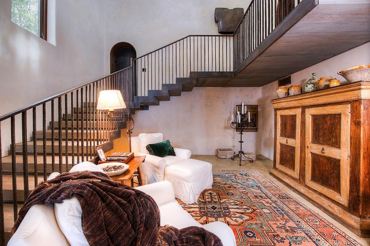 Salon dédié aux multimédia et surtout à la télévisions intérieur inspiration rustique toscane