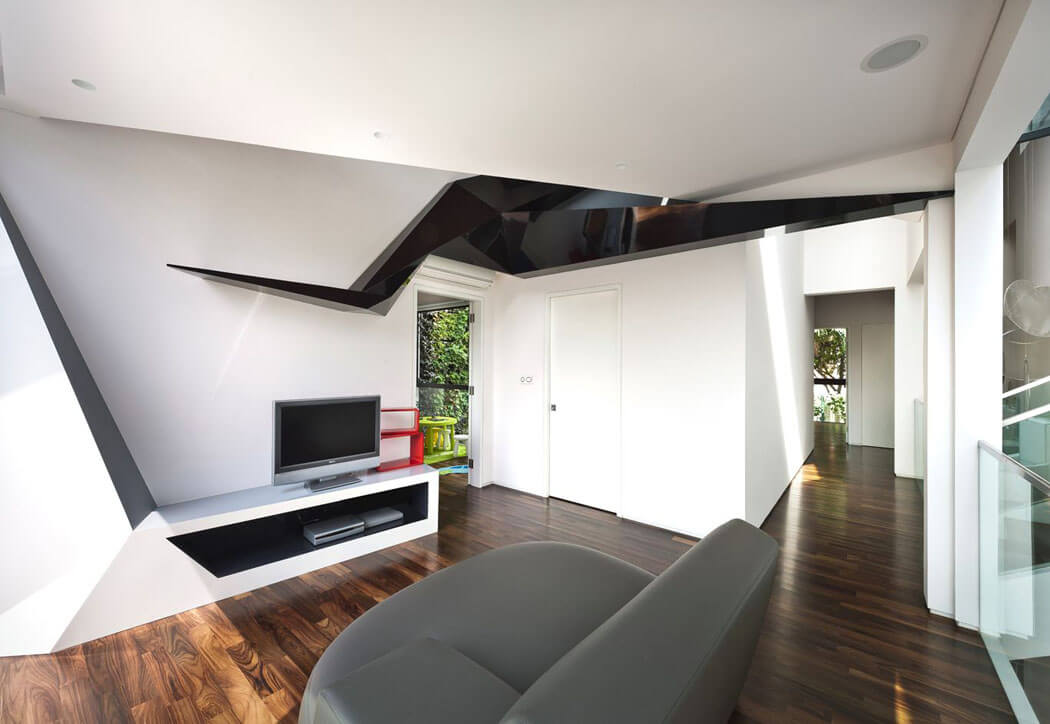 Petit salon de télévision sobrement aménagé au croisement des étages intérieur design minimaliste maison architecte singapour