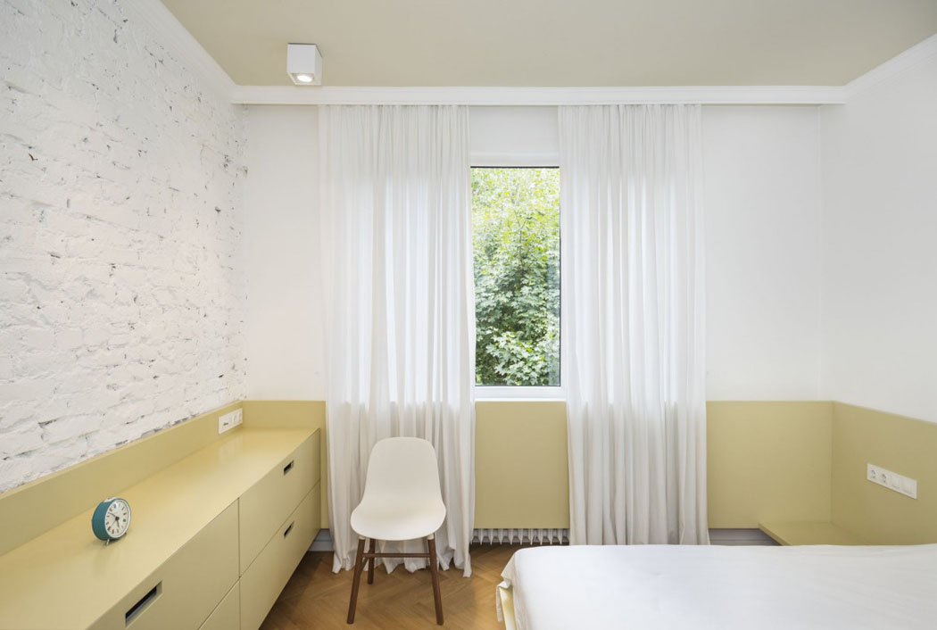 Salle de bains privative et armoire intégré complètent l’ameublement de la chambre à coucher chambre ameublement minimaliste appartement de ville