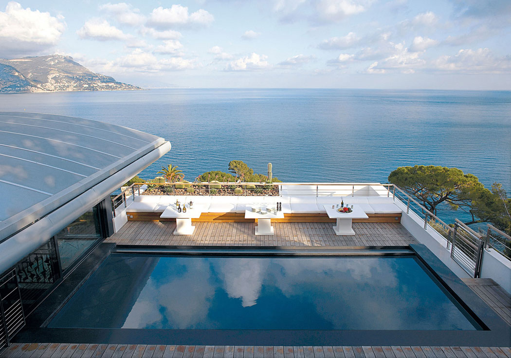 Une seconde piscine à découvrir se trouve sur le toit de cette villa de rêve située sur la Côte d’Azur piscine sur le toit maison à louer vacances de luxe