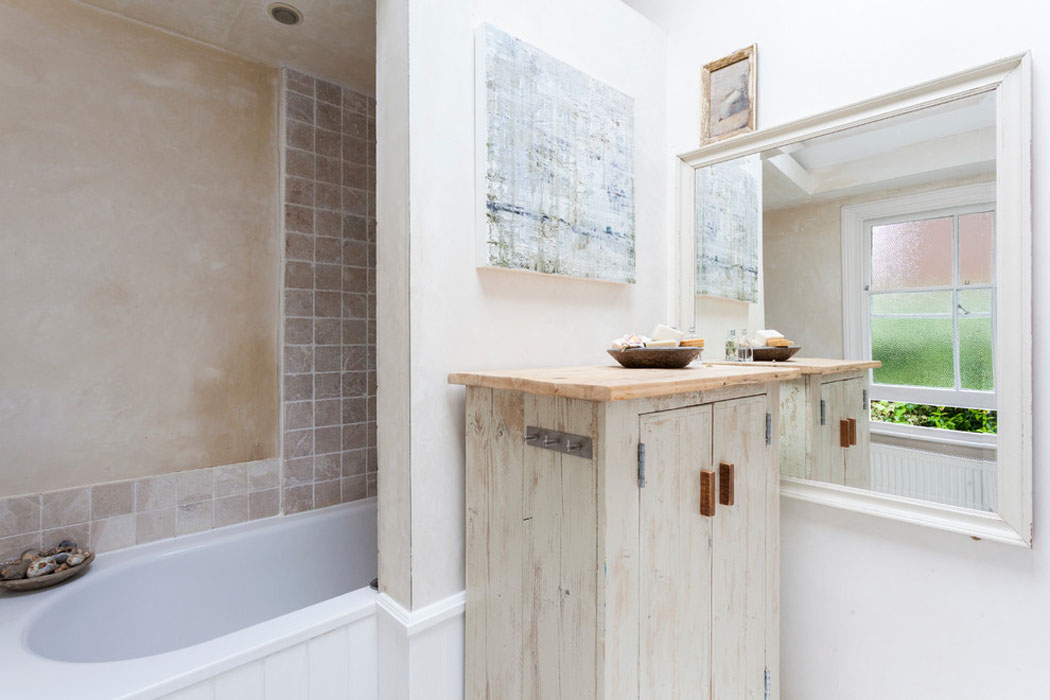 petite salle de bains déco artistique