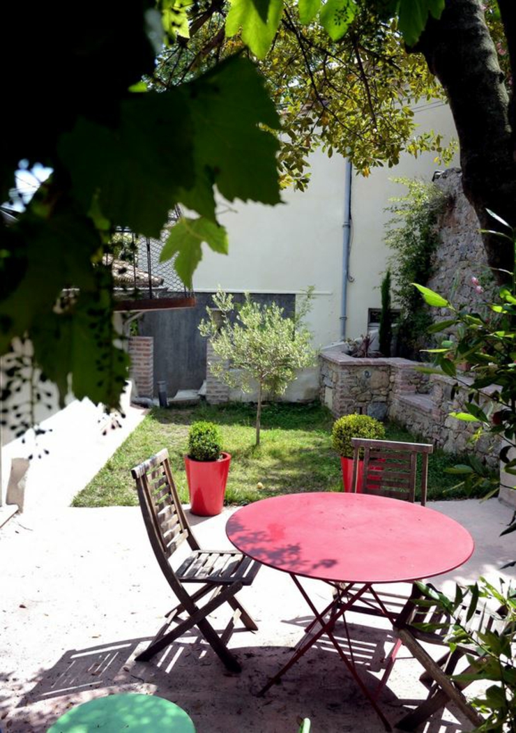 Petite terrasse aménagée avec une table et quelques chaises table et jardin sympa loft industriel transformée