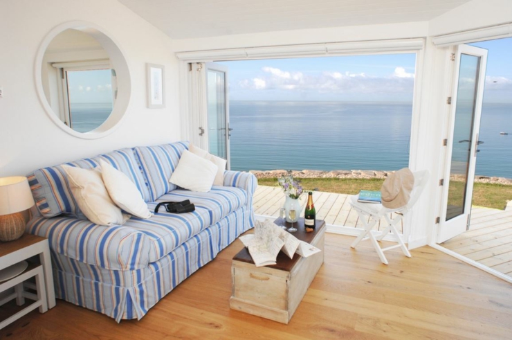 Petit séjour aux portes fenêtres avec vue sur l’océan séjour villa location de vacances vue sur l'océan atlantique