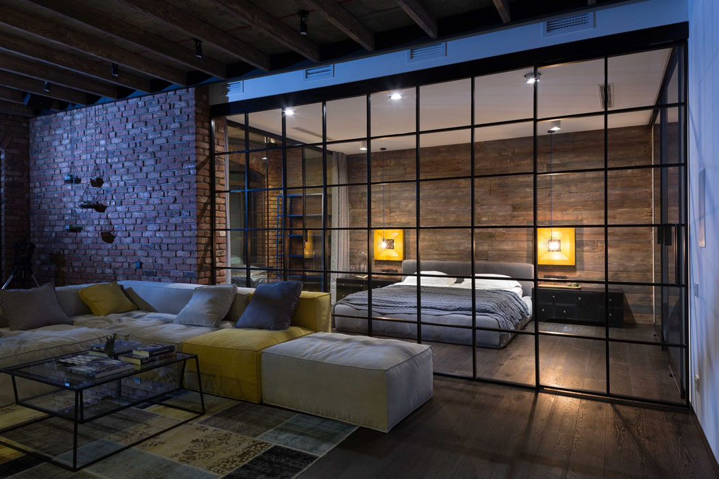 Verrière séparant la chambre de la principale pièce de vie de ce loft industriel ambiance masculine homme loft logement citadin
