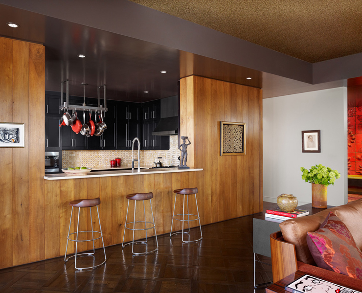 Cuisine moderne et en bois séparée de la pièce de vie principale cuisine américaine d'appartement rustique