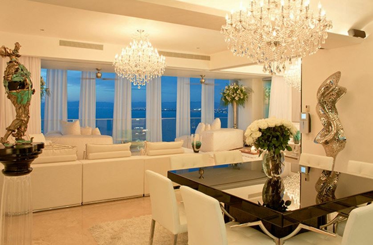Un intérieur lumineux de cet appartement de vacances entièrement en blanc intérieur design blanc élégant