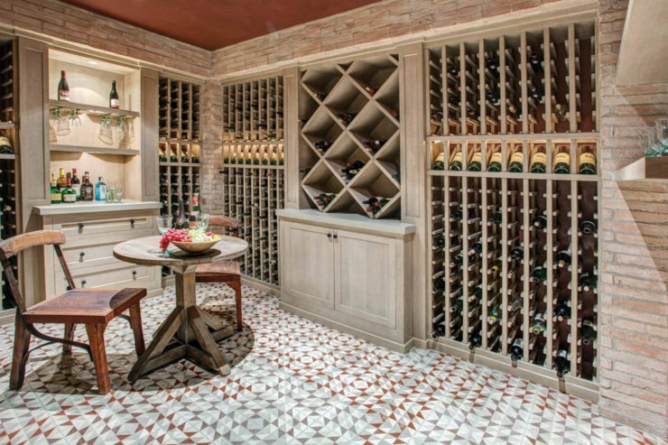 Pièce dédiée à l’œnologie de cette belle demeure côtière salon de vin maison côtière de luxe