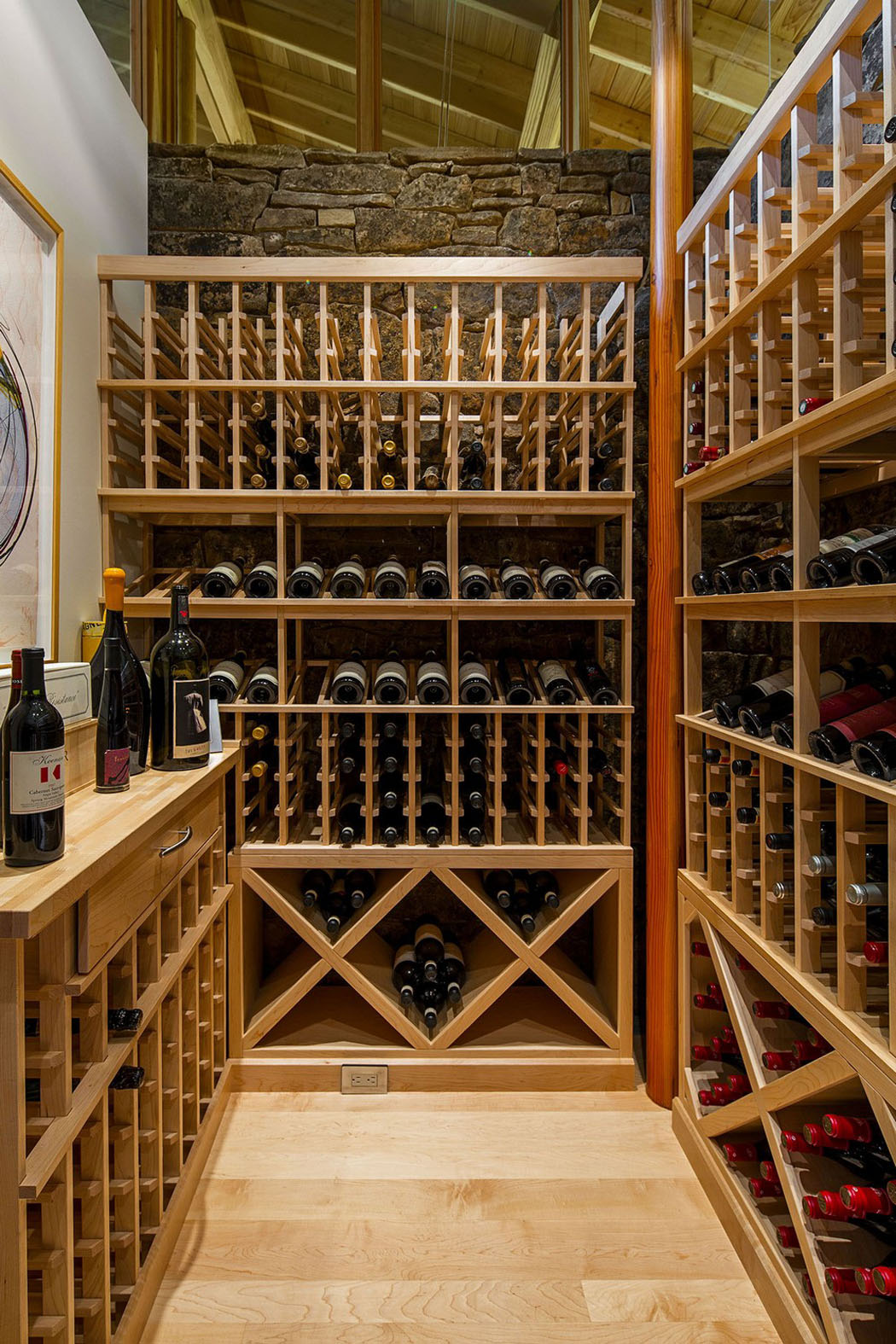 Les propriétaires de cette belle maison en bois possèdent un penchant pour les bons vins chalet de luxe dans la montagne