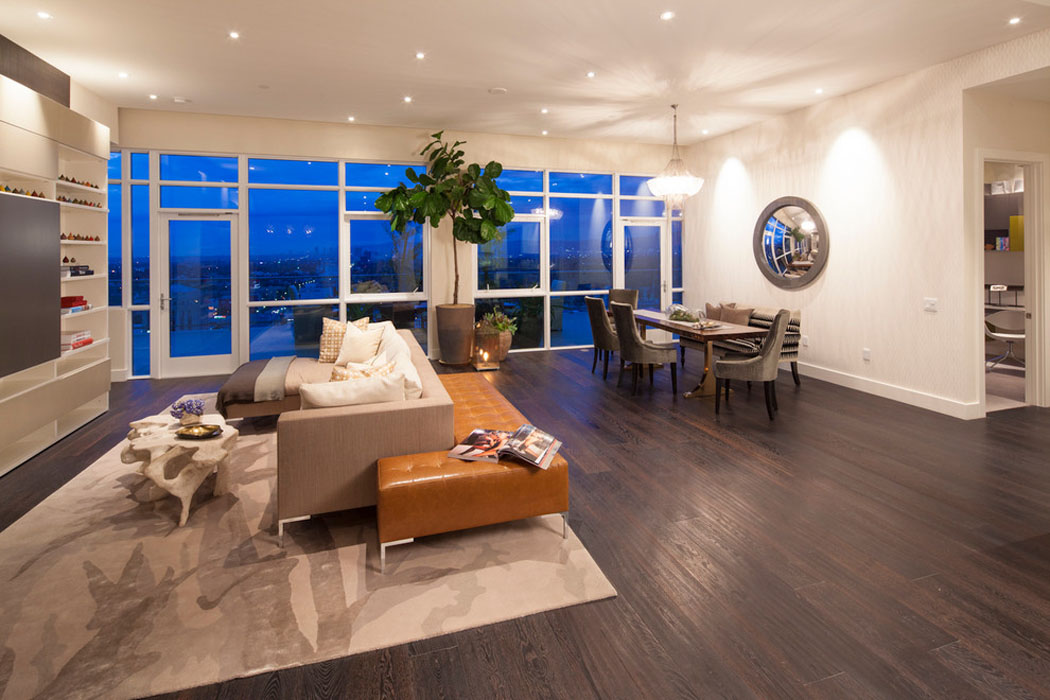 Le séjour principal et la salle à manger donnent sur une grande terrasse avec belle vue panoramique séjour et salle à manger élégant appartement contemporain penthouse