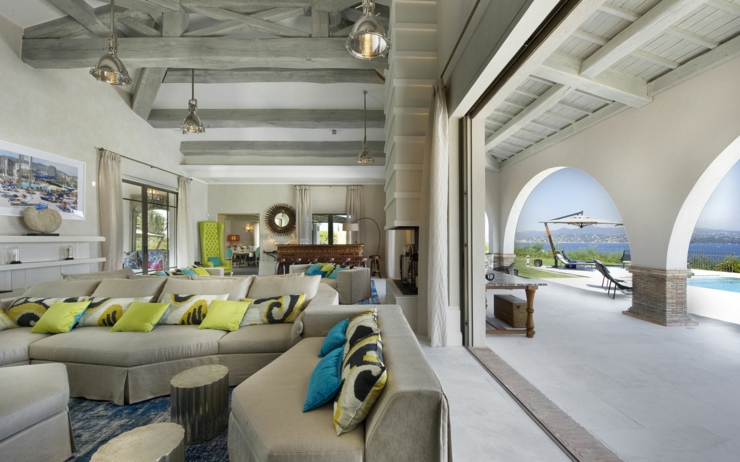 Le séjour de la ville de luxe Saint Tropez intérieur chic style villa de vacances côte d'Azur