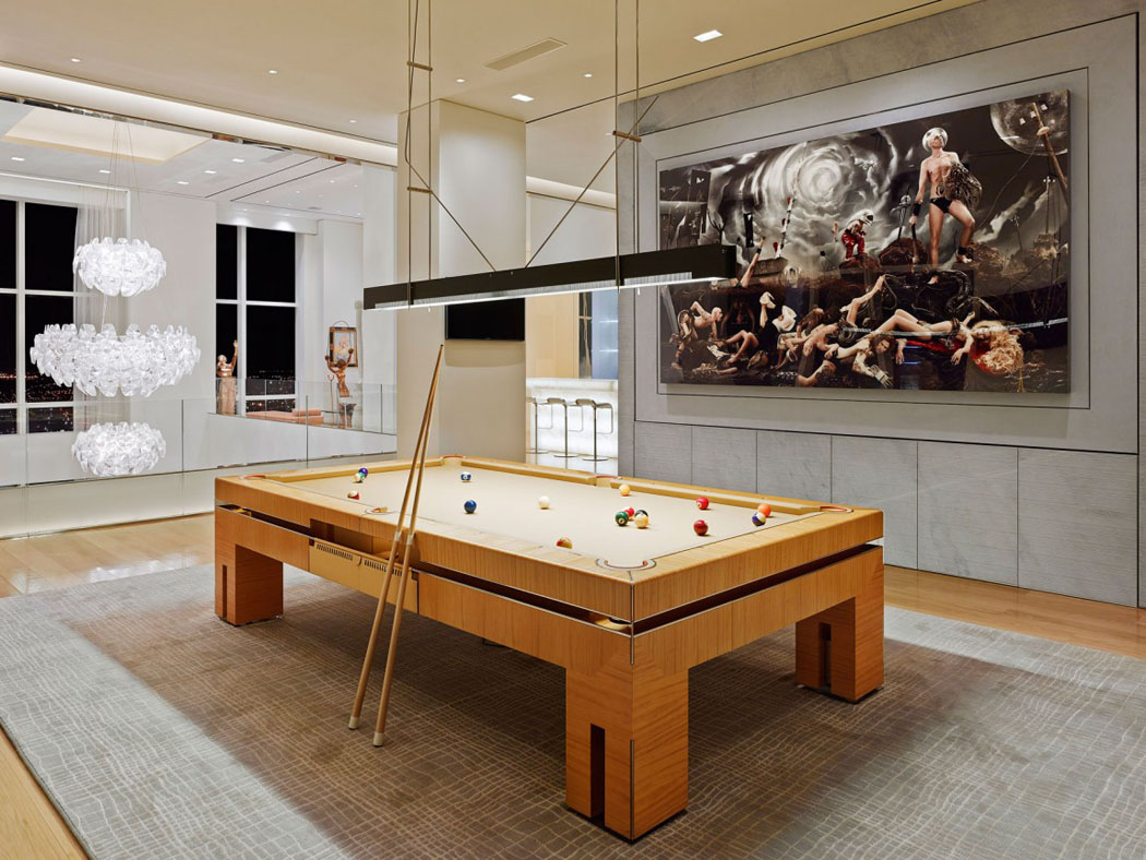 Espace de jeux situé à la mezzanine avec cette table de billard de style salle de billard luxe appartement de grand standing