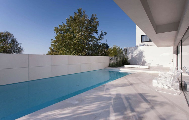 Outdoor moderne dans les tons de la Méditerranée piscine terrasse moderne contemporaine