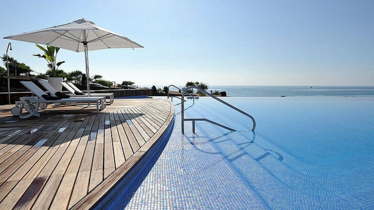 Piscine à débordement de la maison d’architecte piscine à débordement luxe vue sur mer