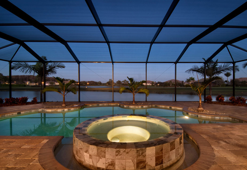 La belle piscine et jacuzzi intérieurs de cette belle demeure donnant sur un beau panorama exotique véranda piscine intérieure luxe jacuzzi