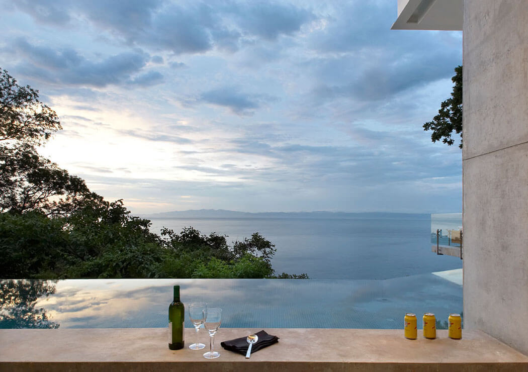 La superbe piscine à débordement de cette résidence secondaire exotique promet des vacances inoubliables piscine design à débordement luxe villa