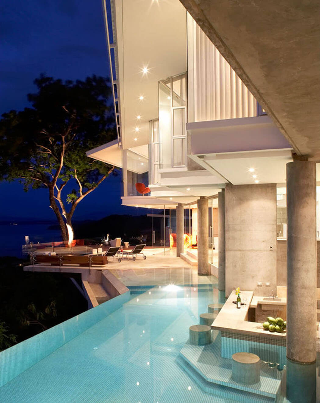 La nuit tombée les lieux s’éclairent agréablement par des spots stratégiquement disposés grande piscine de luxe extérieure villa de vacances