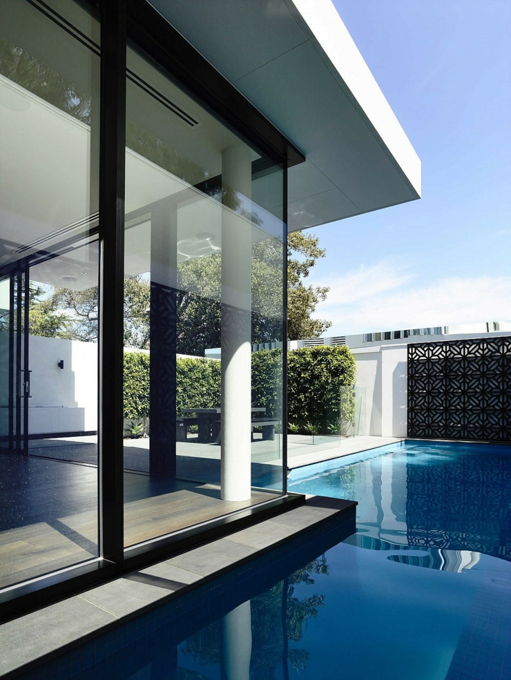 Murs en verre donnant sur le petit jardin avec piscine murs en verre piscine petite terrasse