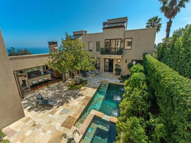 Piscine à l’agencement originale sur la terrasse outdoor proproété de luxe à Malibu