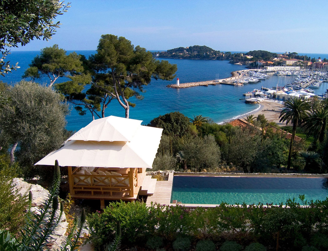 La piscine extérieure permet d’apprécier la magnifique vue panoramique sur la Baie des Fourmis piscine outdoor villa de luxe à louer méditerranée