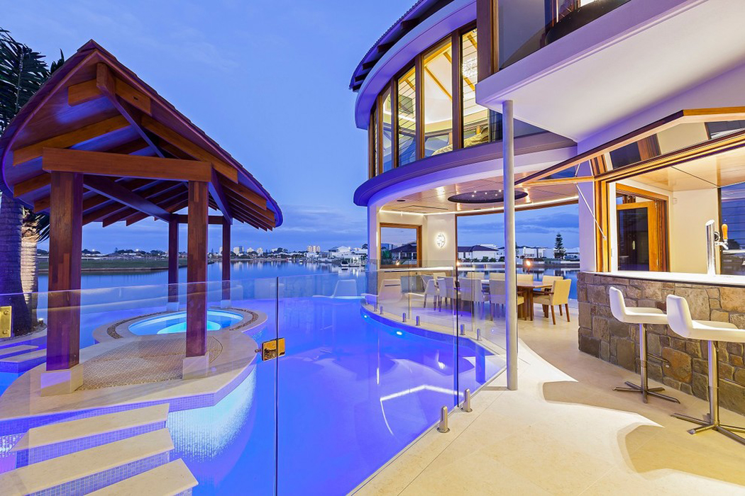 La piscine extérieure de luxe avec une de ses ilots et son jacuzzi outdoor Belle piscine extérieure vue de nuit