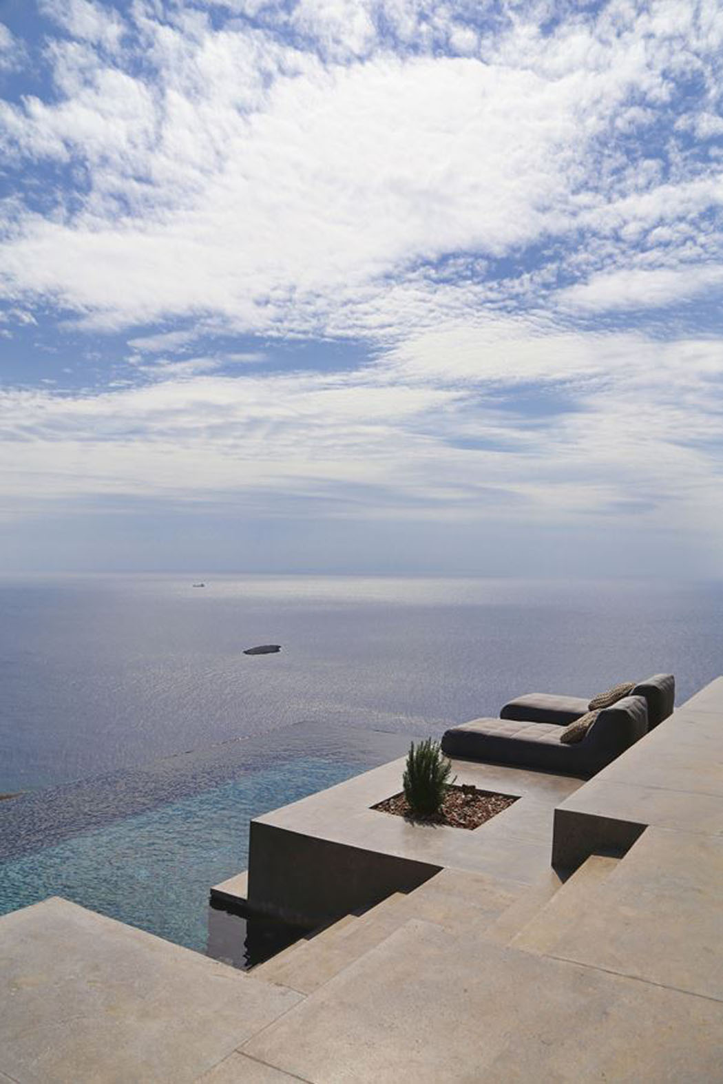 Piscines et terrasses à niveaux constituent le charme luxueux de cette demeure de vacances terrasse et piscine avec vue imprenable sur mer