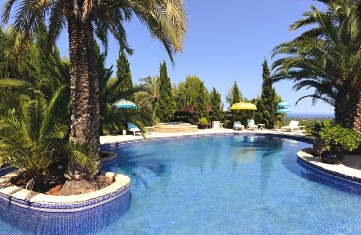 La piscine extérieure de cette propriété de luxe avec vue sur la mer propriété de grand standing ibiza