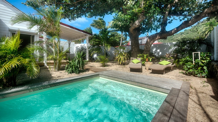 Piscine privée d’une des suites de cette location de vacances villa de luxe location de vacances