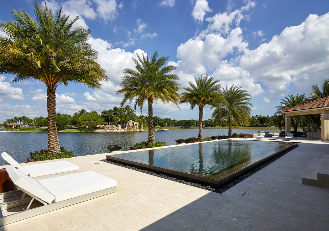 La belle et grande piscine extérieure de cette résidence secondaire avec vue sur l’eau outdoor espaces maison de luxe vacances