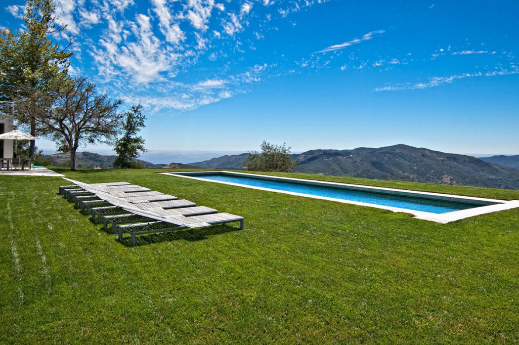 La piscine extérieure de cette maison contemporaine pour profiter de la splendide vue Belle piscine de luxe extérieure