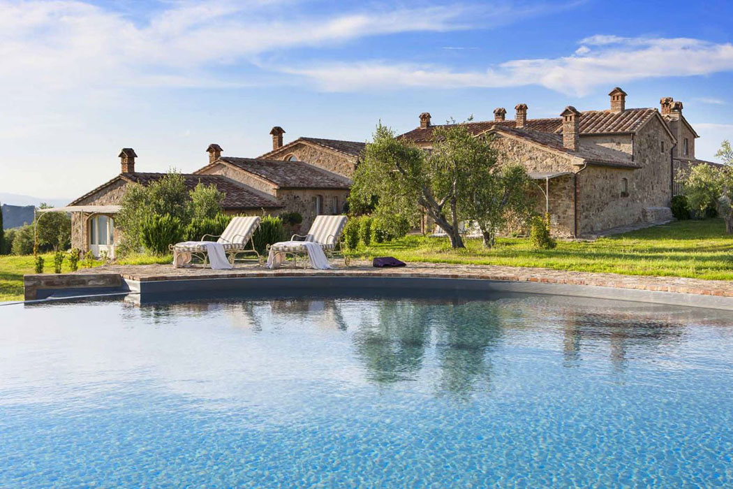 Une grande piscine outdoor permet d’apprécier le beau panorama sur les environs piscine design rustique jardin campagne