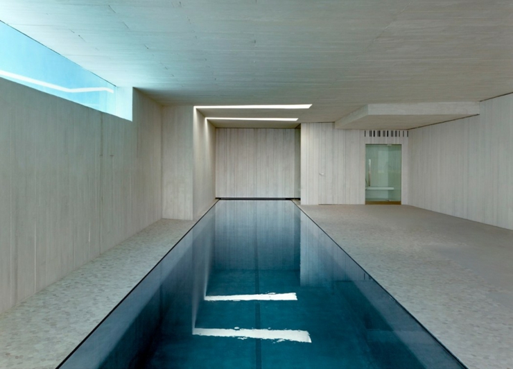 Piscine intérieure de cette villa de luxe espagnole piscine intérieure béton villa de rêve