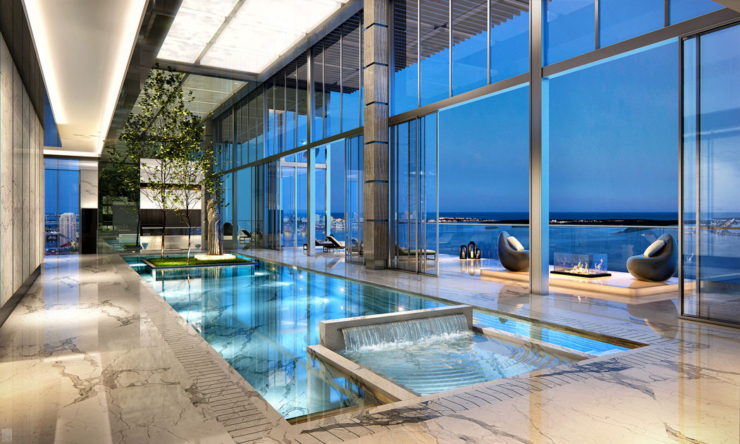 Une piscine intérieure privée faisant partie des commodités prestigieuses de ce penthouse Miami piscine d'intérieur terrasse appartement de luxe