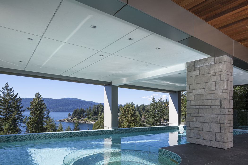 piscine semi-couverte avec vue sur l'océan